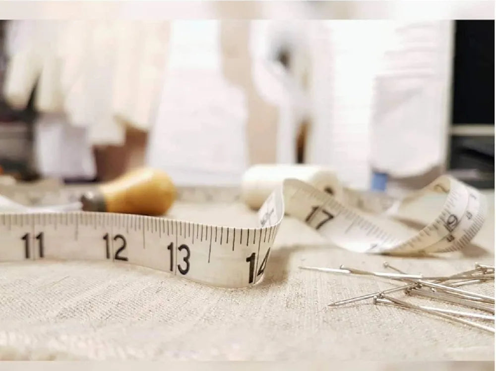 GDMINLO Soft Tape Measure Double Scale Body Sewing Flexible Tailor Craft Vinyl Ruler for Weight Loss Medical Body Measurement, Has Centimetre Scale on Reverse Side 60-inch（White）